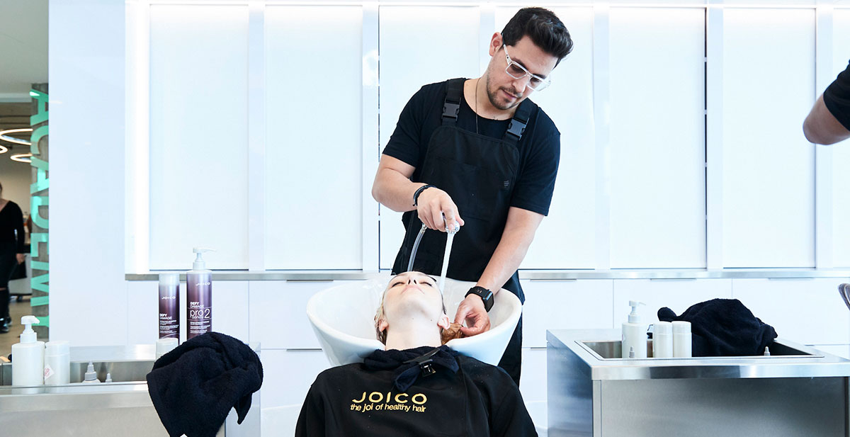 ricardo-santiago-expert4 Ricardo Santiago washing models hair