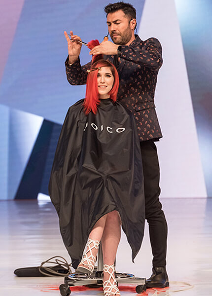richard-mannah-bob3 Richard Mannah on-stage at event cutting models hair