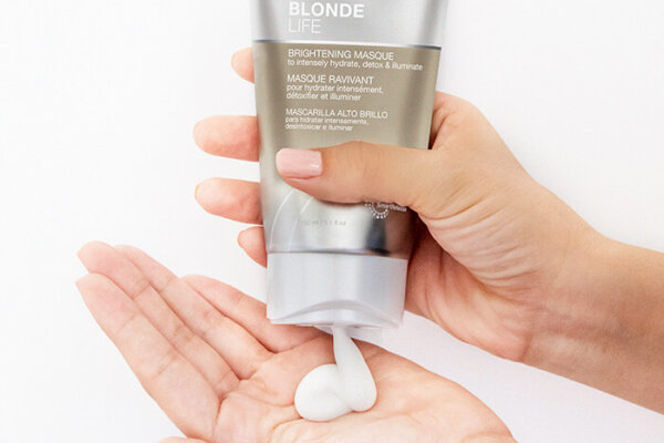 blonde-life-masque-hand
