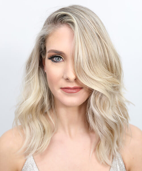 Model with bright blonde hai r
