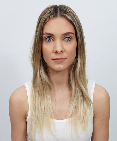 Model with bright blonde hai r